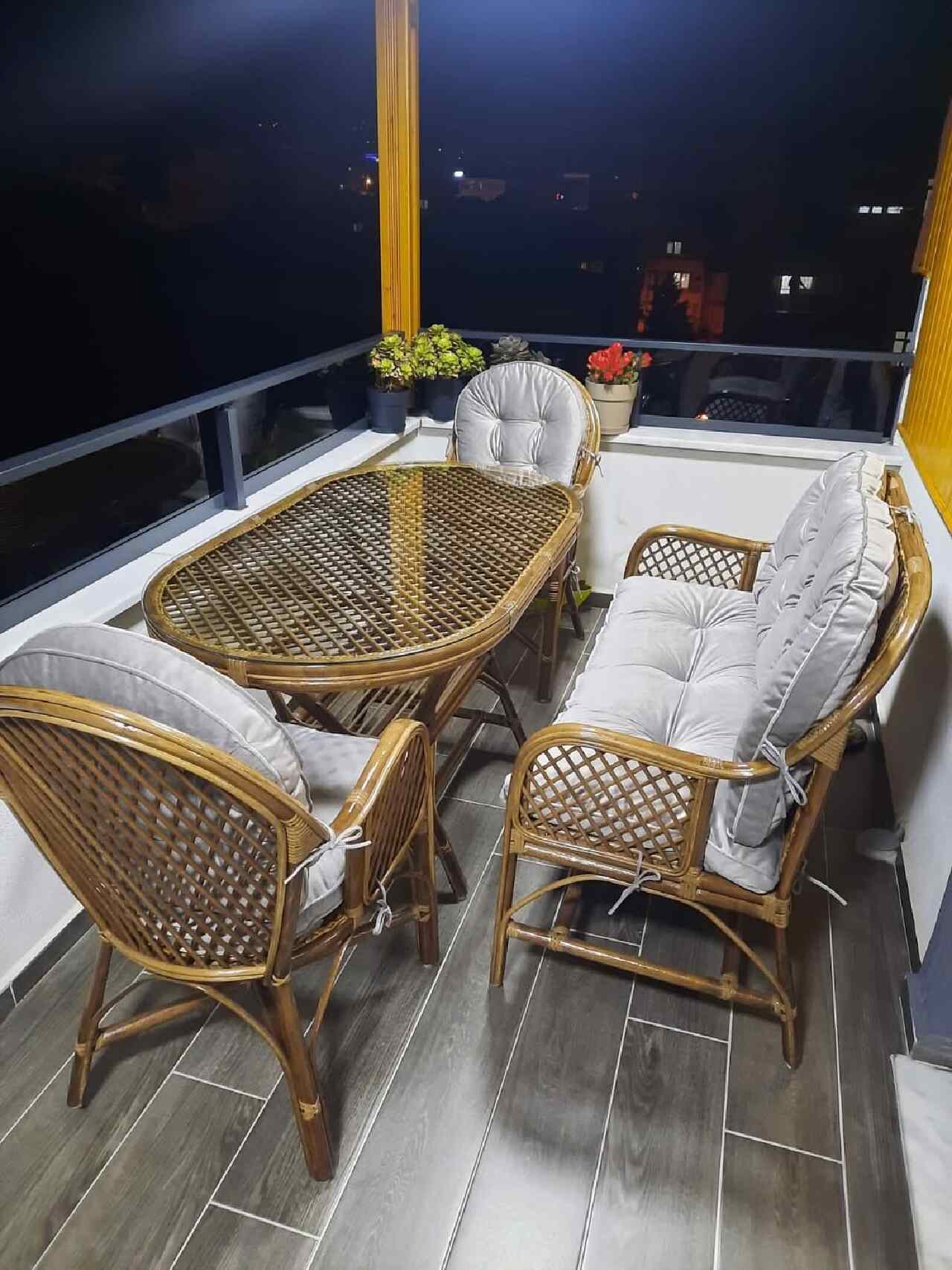 Rumah dengan Balkon Terbuka Minimalis