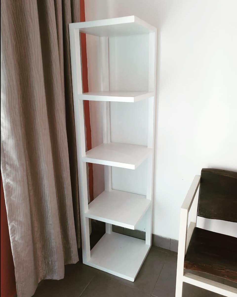 1. Desain Rak Sudut Ruang Tamu Minimalis Bernuansa Putih