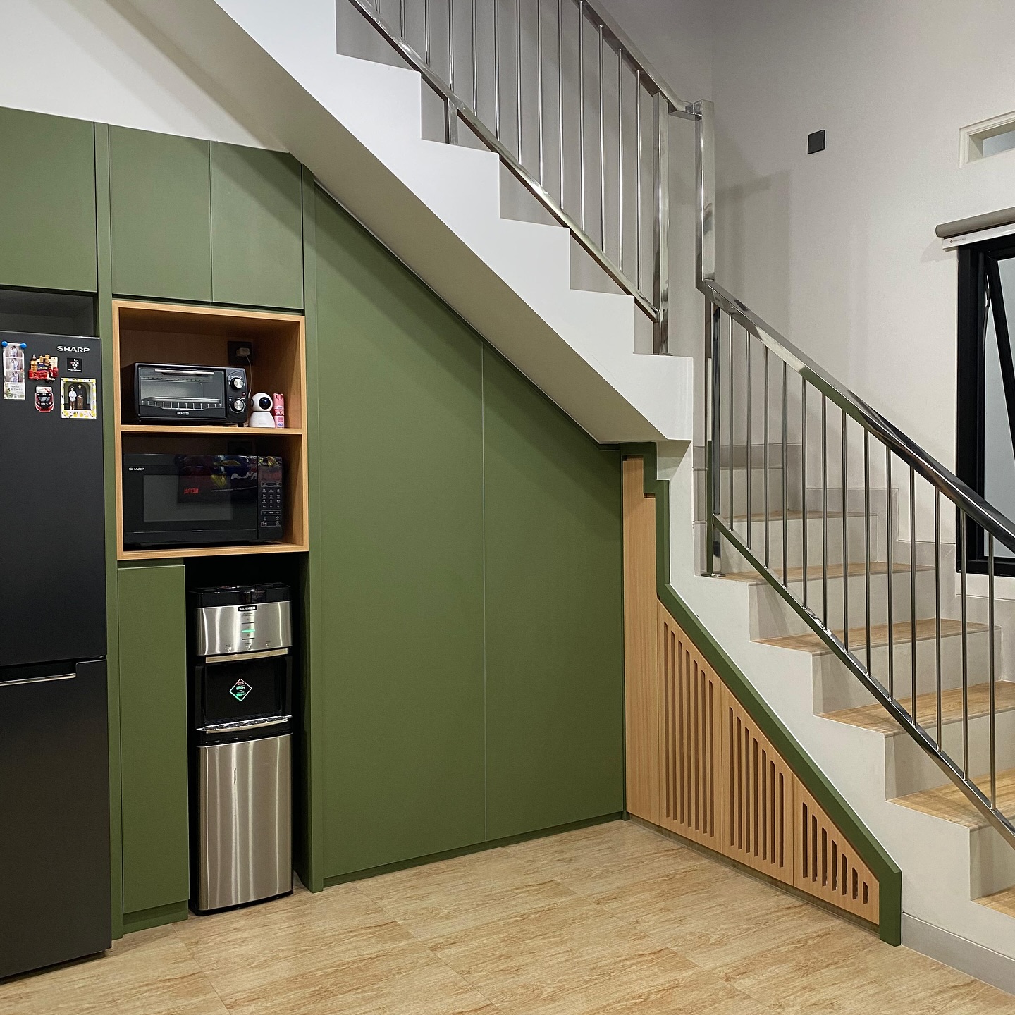 1. Desain Dapur Hijau Sederhana denan Kitchen Set di Bawah Tangga