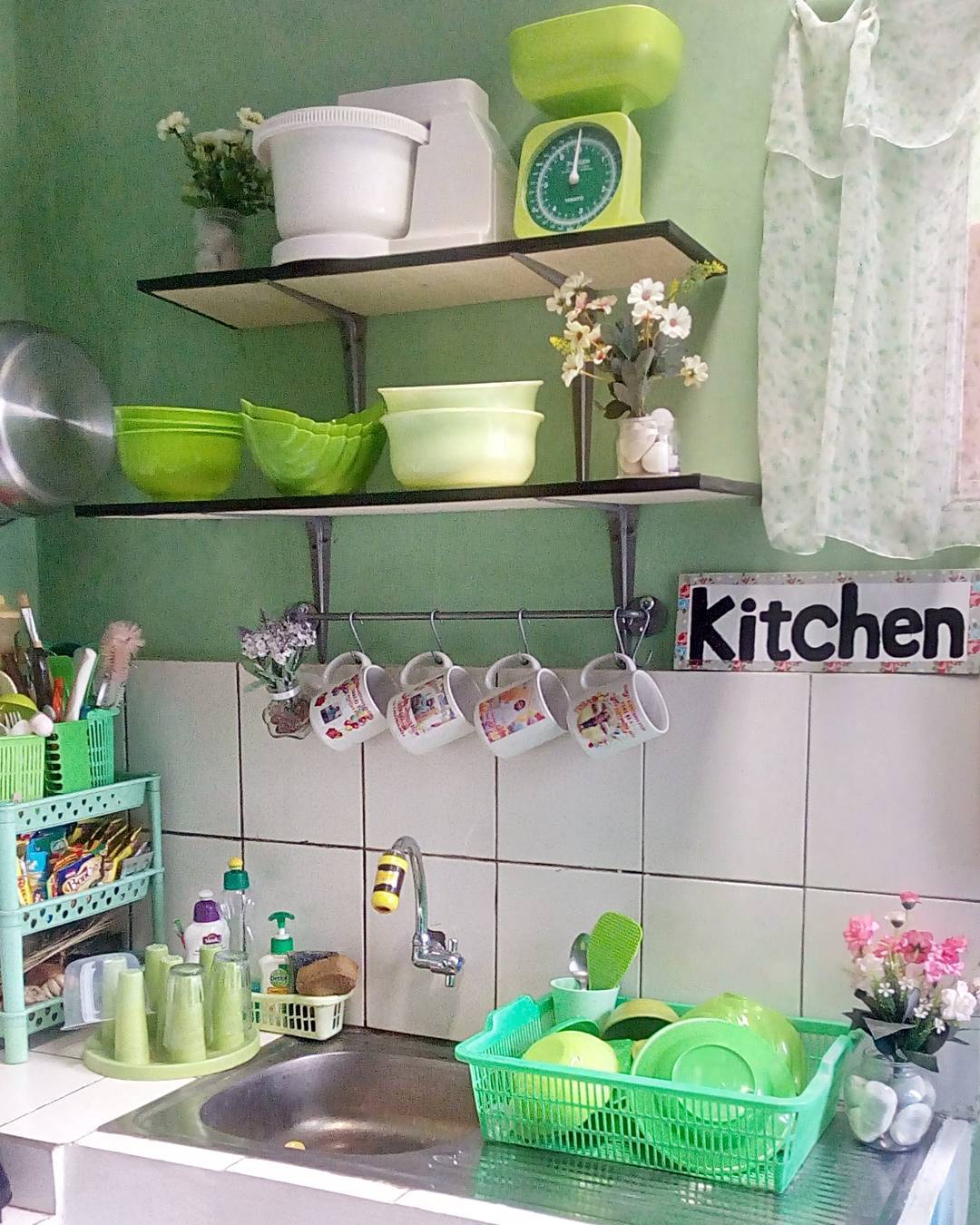 2. Desain Dapur Hijau Sederhana dengan Ambalan Dinding