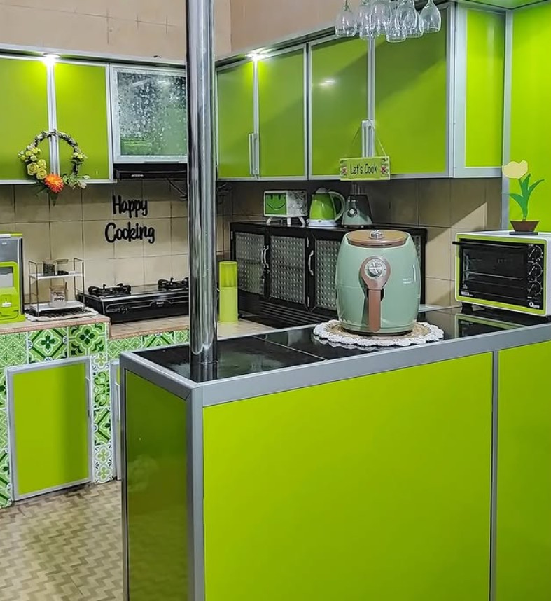 5. Desain Dapur Hijau Sederhana dengan Mini Bar