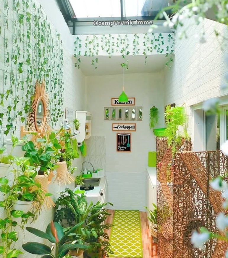 7. Desain Dapur Hijau Sederhana dengan Hiasan Tanaman Alami