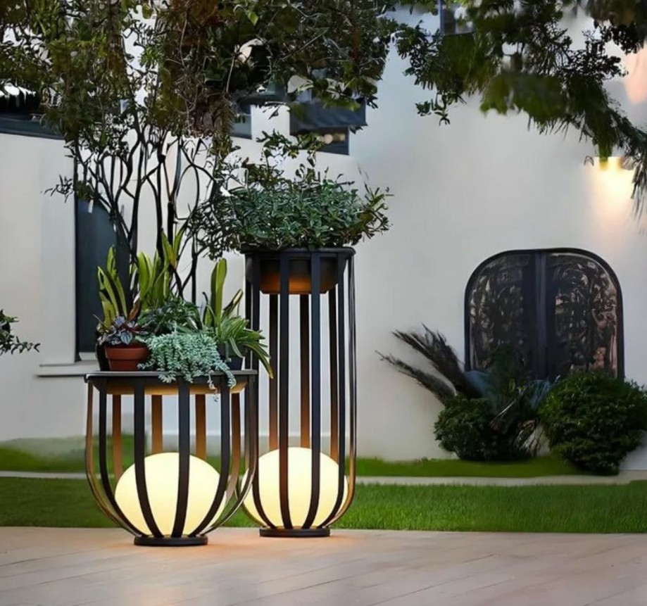 1. Desain Lampu Taman Rumah yang Bisa Jadi Tempat Pot