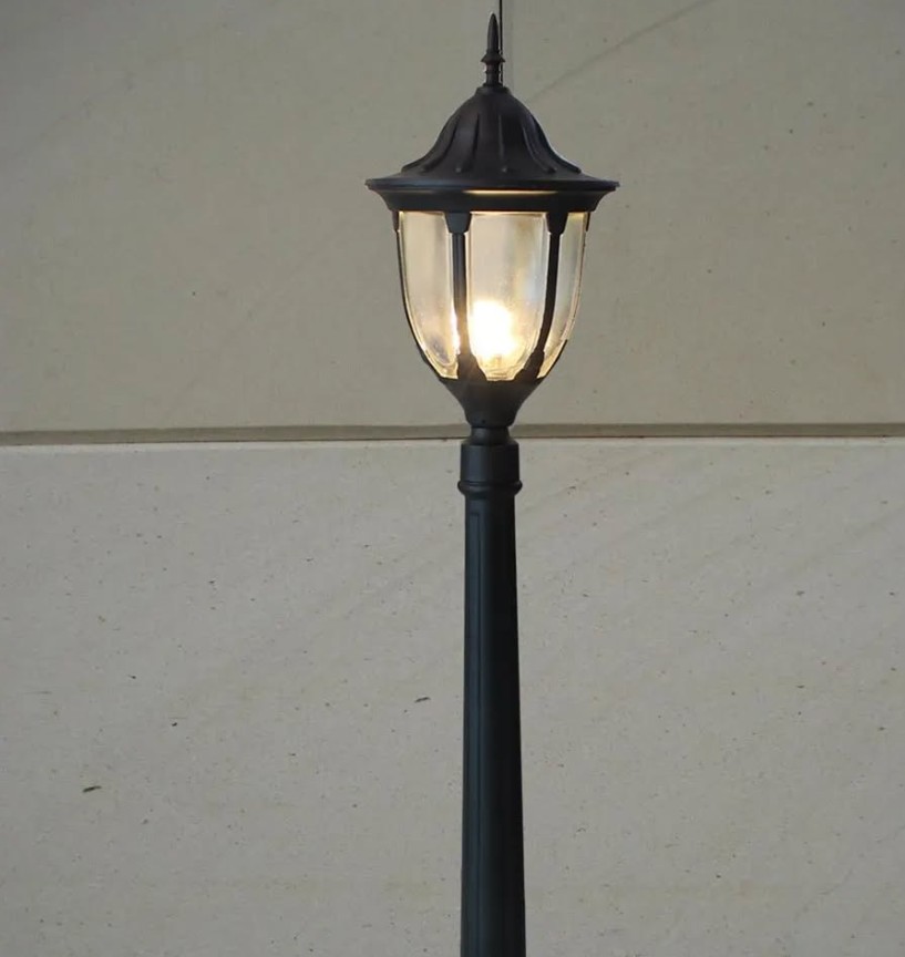 3. Desain Lampu Taman Nuansa Klasik dan Berwarna Hitam