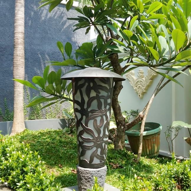 4. Desain Lampu Taman yang Memiliki Motif Seperti Ukiran