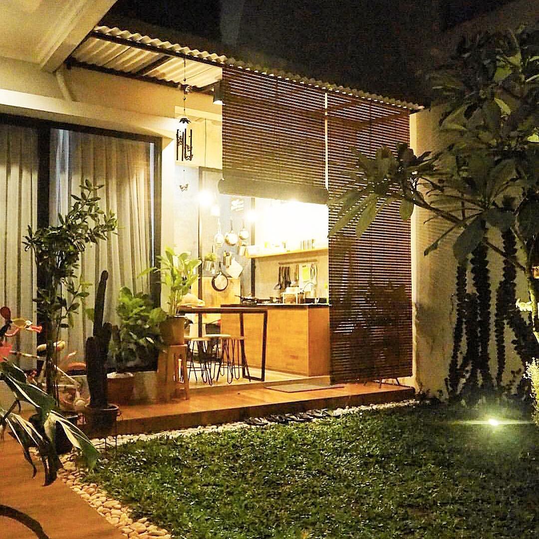 1. Dapur Mungil Terbuka yang Dipercantik Lampu Berwarna Kuning