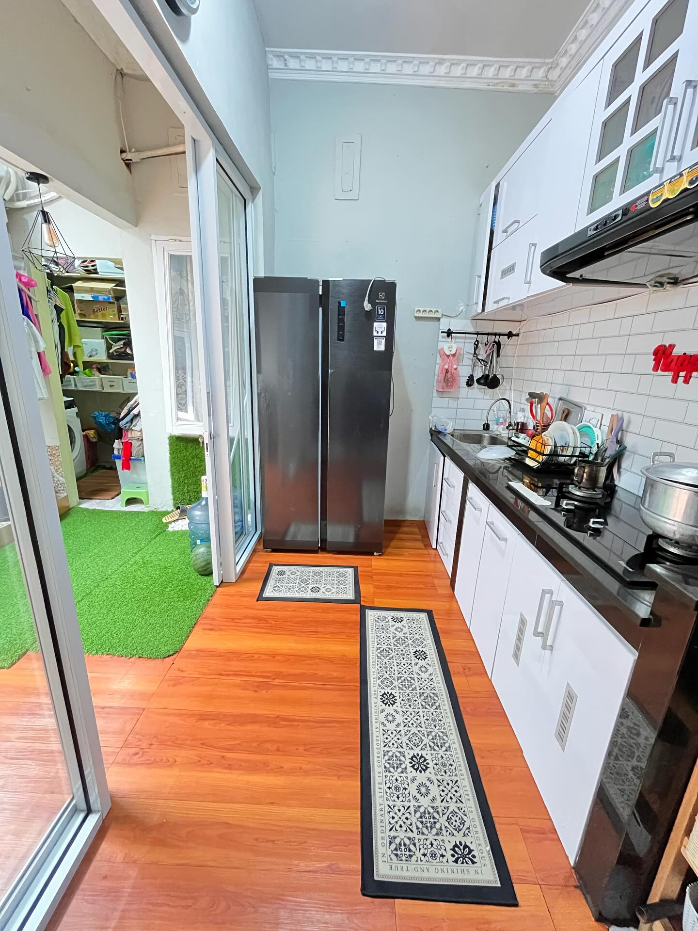 2. Dapur Mungil Terbuka dengan Sliding Door