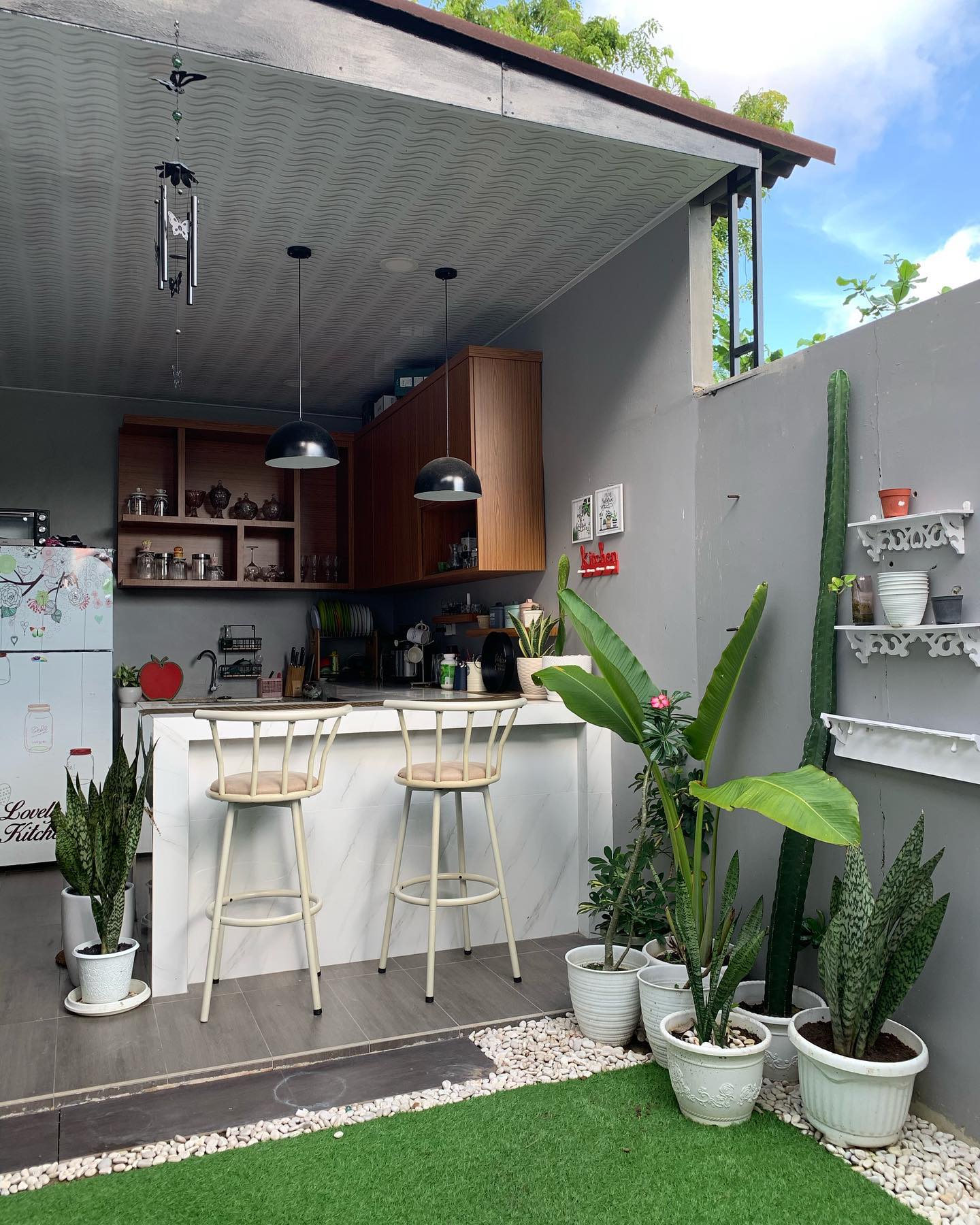 3. Desain Dapur Mungil Terbuka dengan Mini Bar