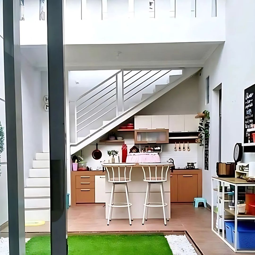 5. Desain Dapur Mungil Terbuka di Bawah Tangga