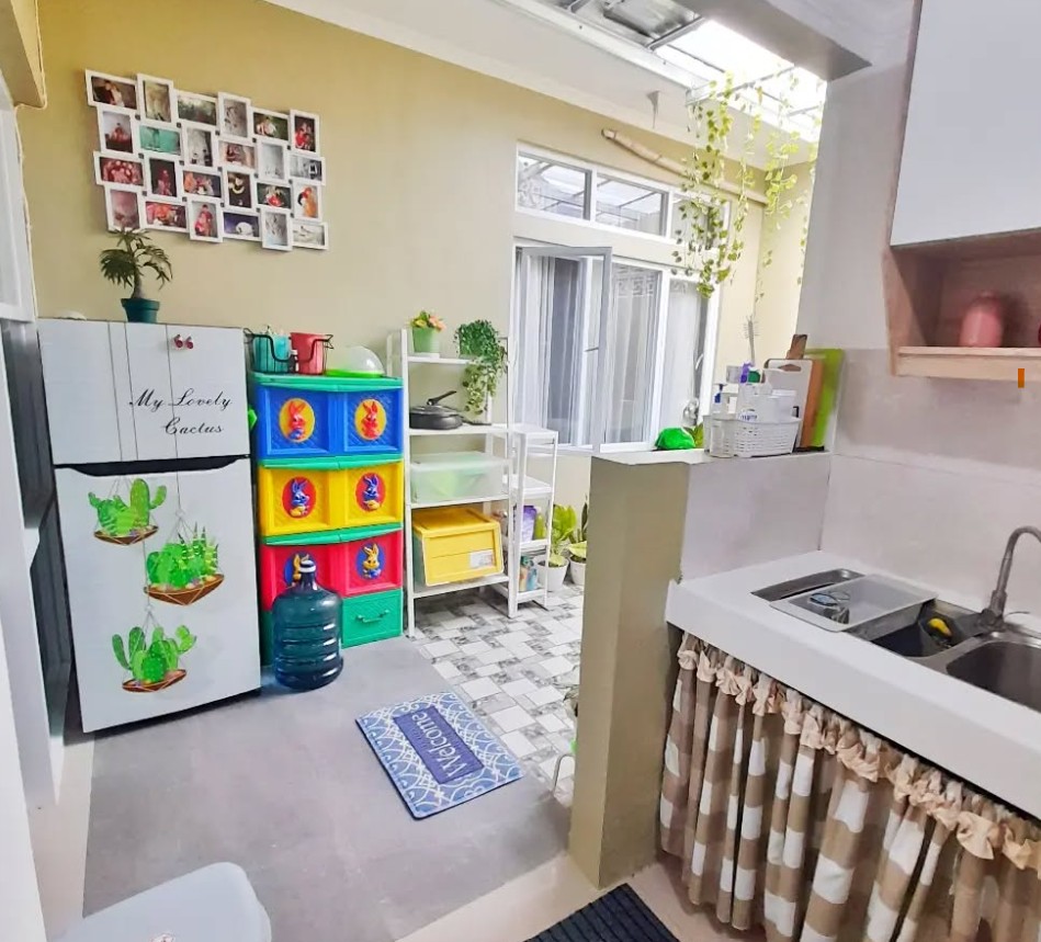 6. Desain Dapur Mungil Terbuka dengan Tirai di Bagian Kolongnya