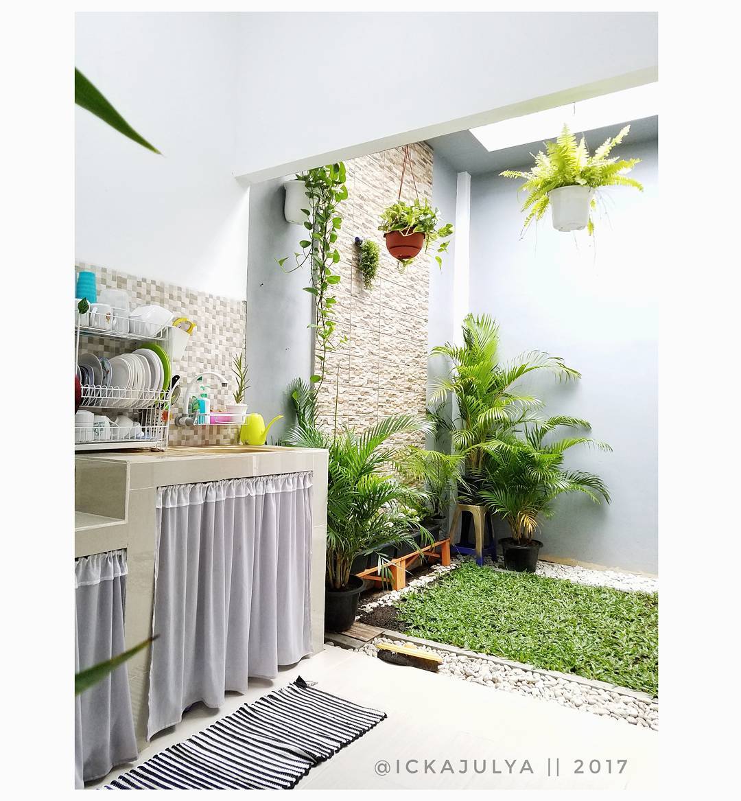 7. Desain Dapur Mungil Terbuka yang Berbatasan dengan Taman Hijau