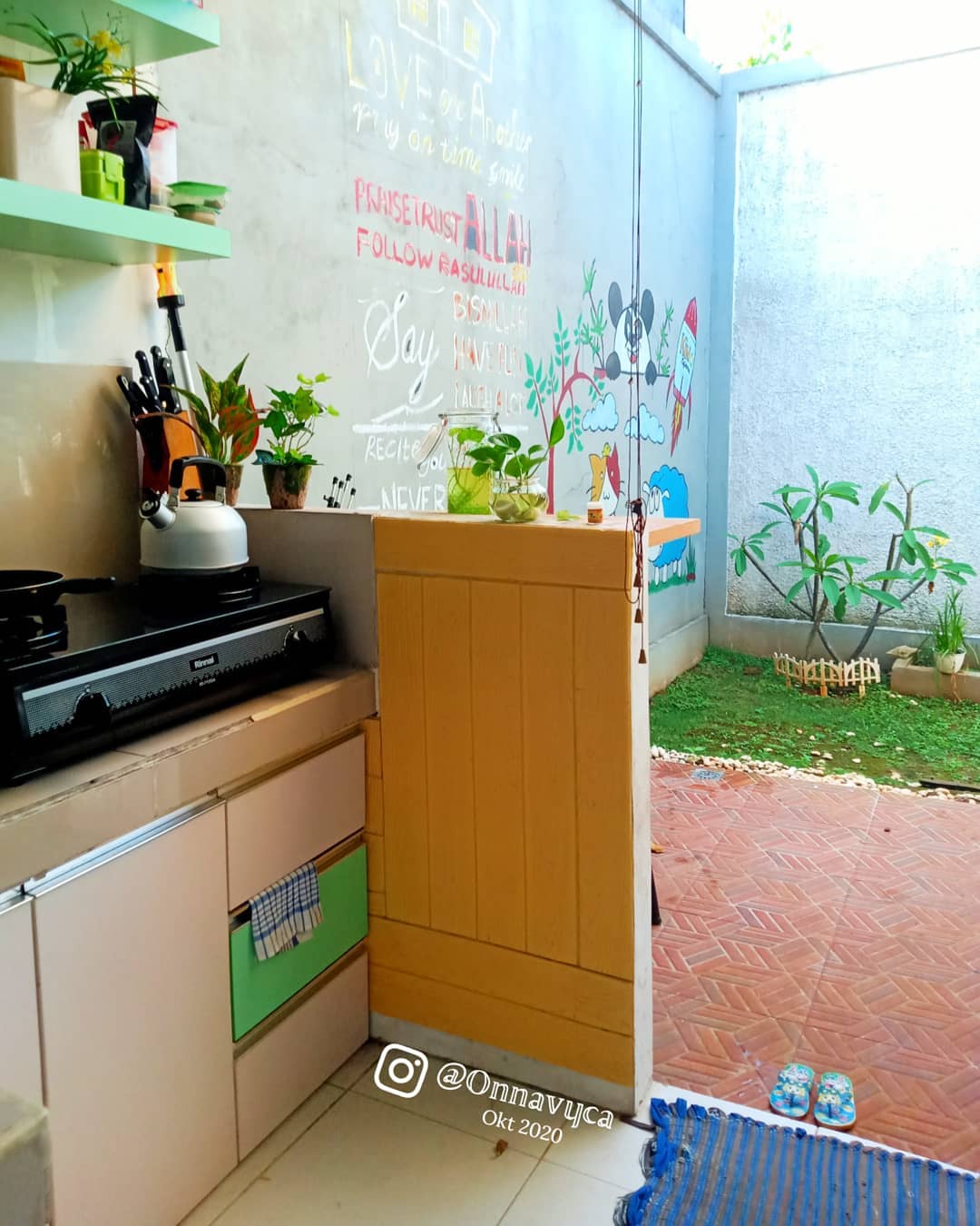 8. Desain Dapur Mungil Terbuka dengan Sekat Berukuran Kecil