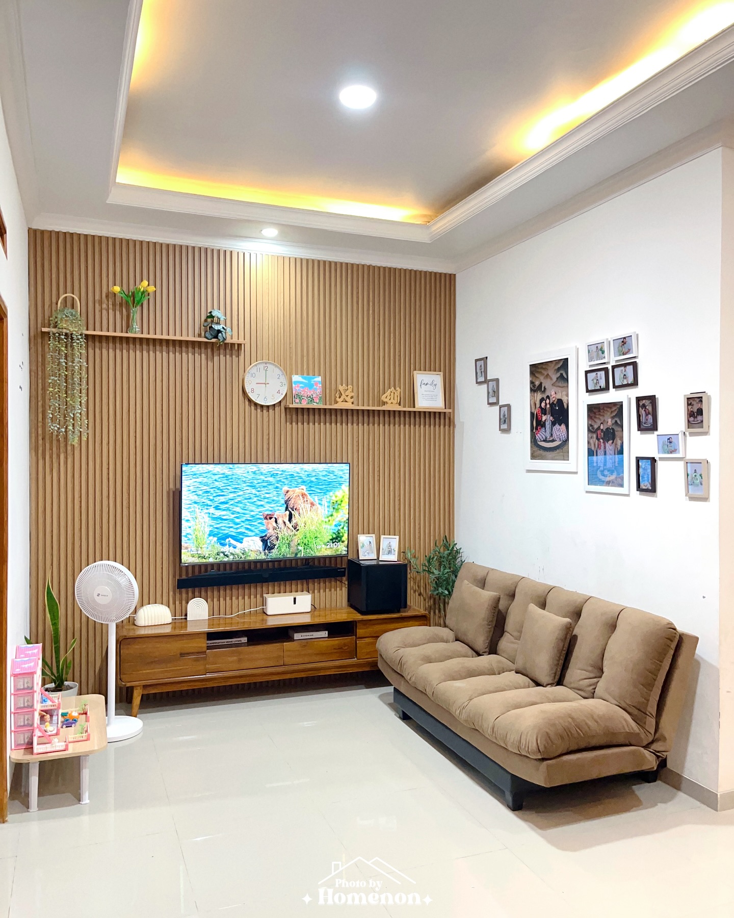 1. Desain Ruang TV Minimalis Modern dengan Wall Panel