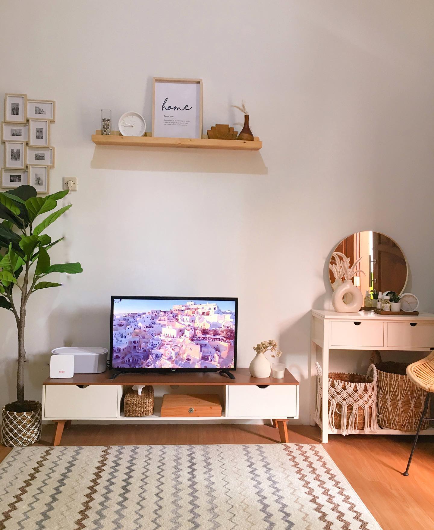 3. Desain Ruang TV Minimalis Modern dengan Konsep Lesehan