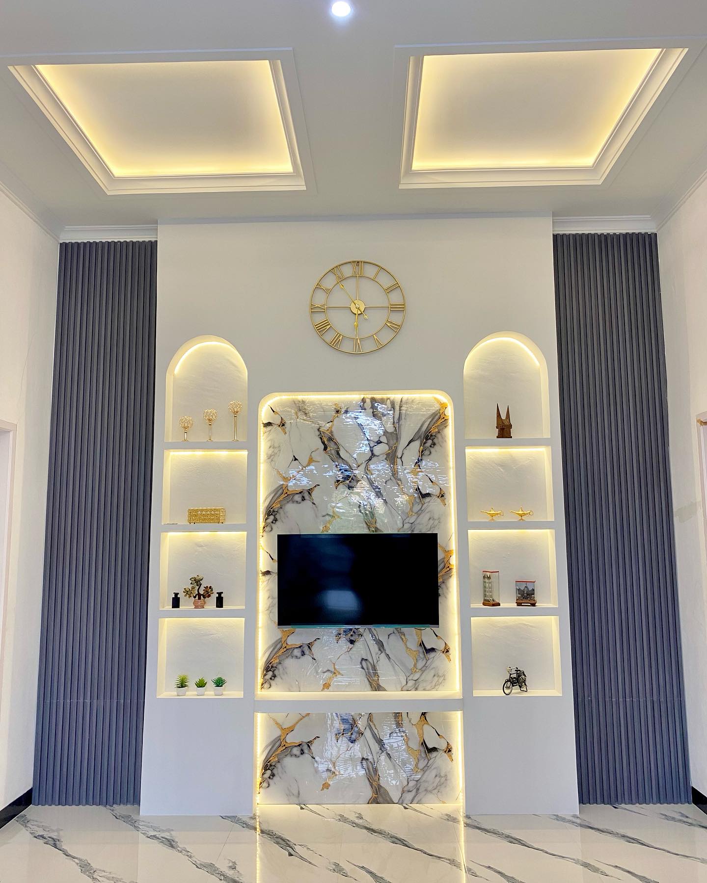 4. Desain Ruang TV Minimalis Modern dengan Aksen LED Berwarna Kuning