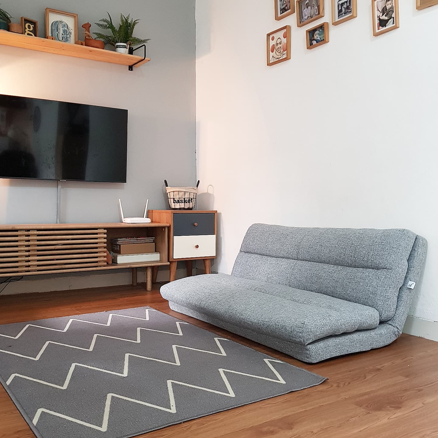 5. Desain Ruang TV dengan Sofa Lesehan