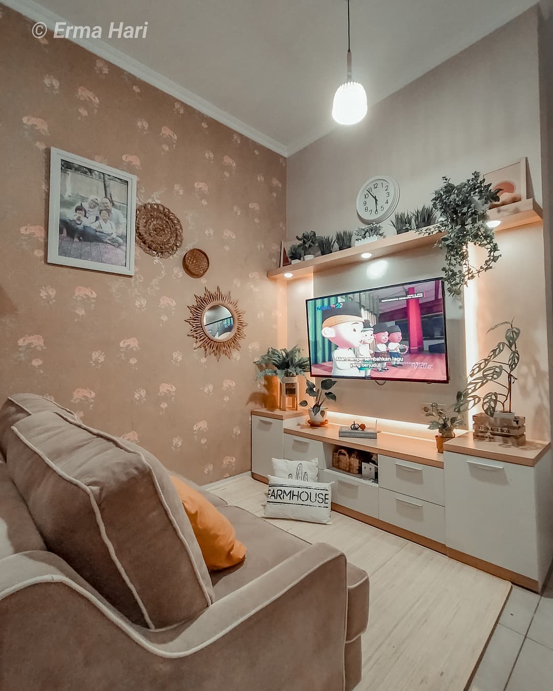 6. Desain Ruang TV Minimalis Modern Nuansa Pink