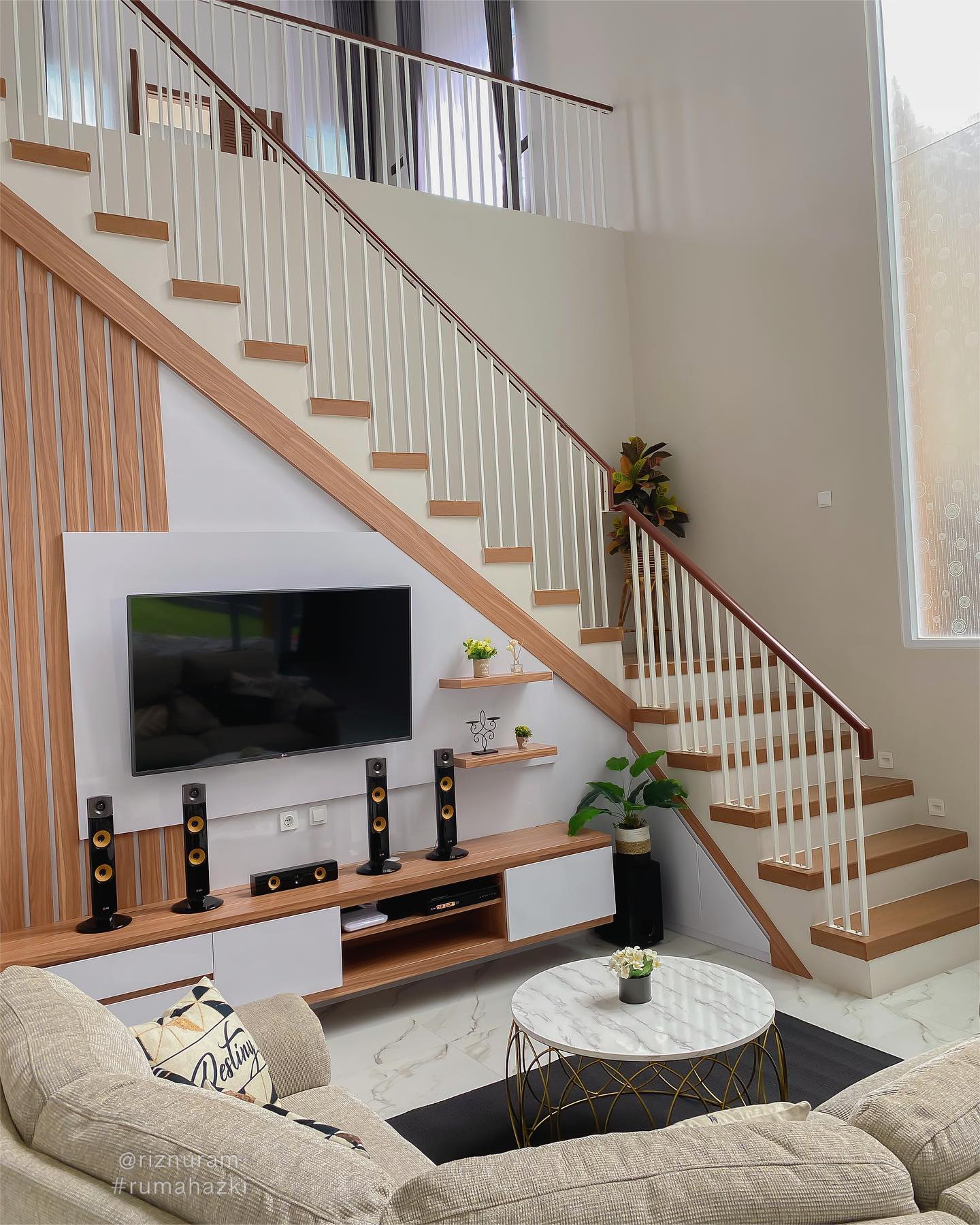 8. Desain Ruang TV Minimalis Modern di Bawah Tangga