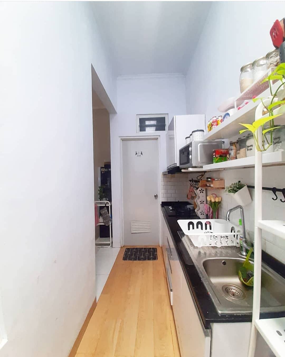 1. Desain Dapur Sempit Memanjang Nuansa Putih