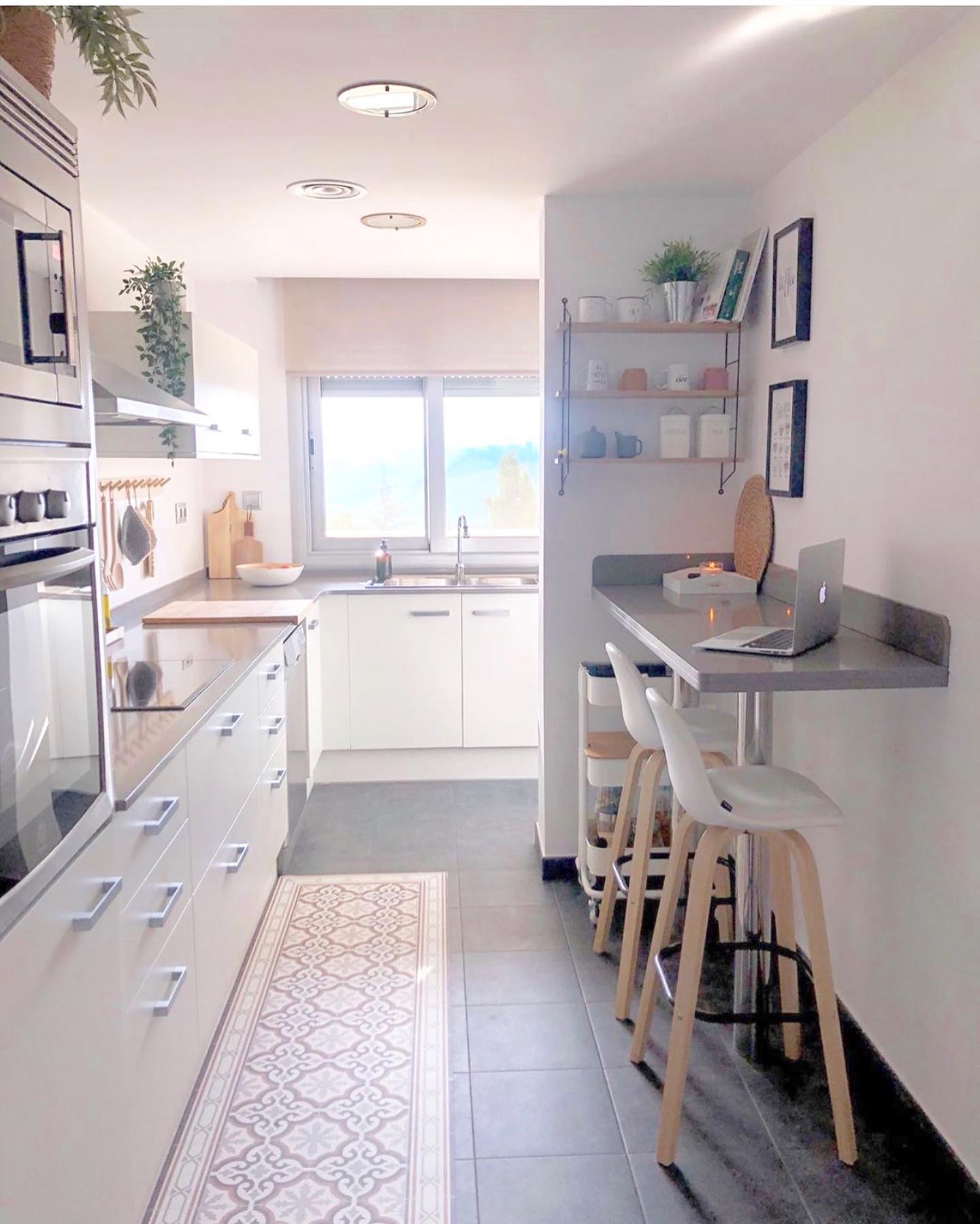 4. Desain Dapur Sempit Memanjang dengan Meja Makan Kecil yang Menempel ke Dinding