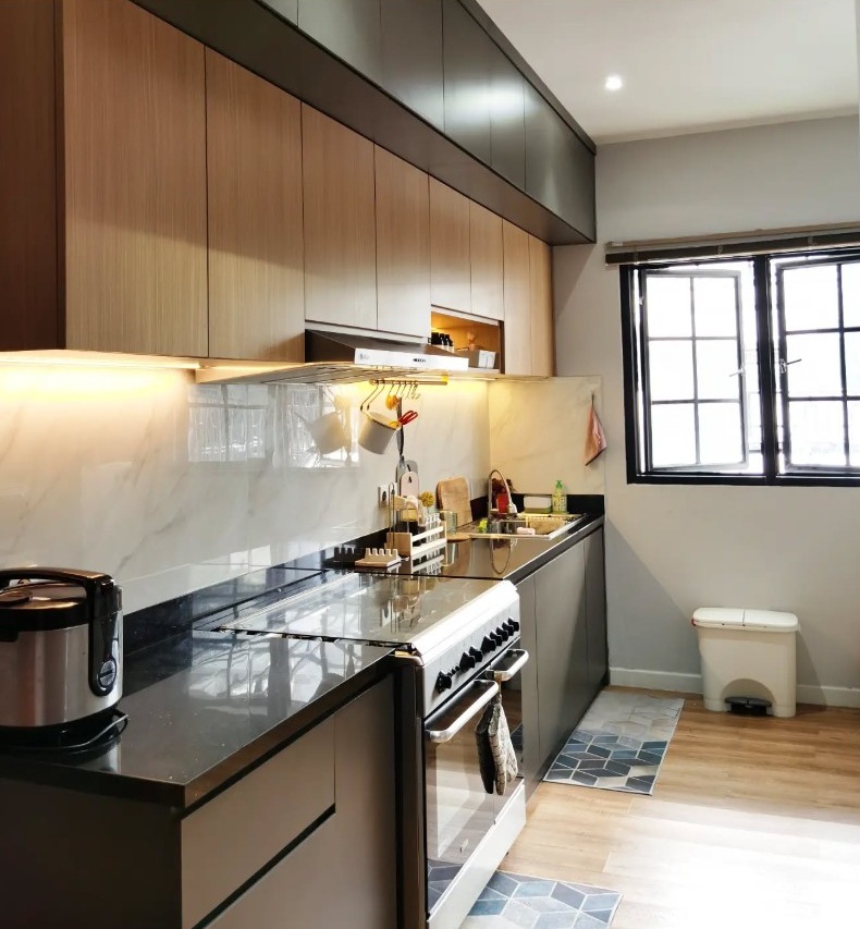 7. Desain Dapur Sempit Memanjang dengan Jendela Lebar