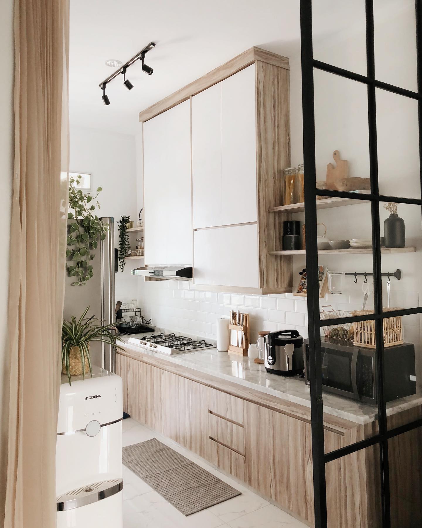 8. Desain Dapur Sempit Memanjang dengan Kombinasi Kabinet dan Ambalan