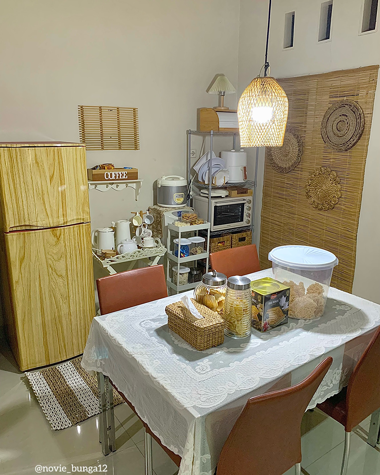 1. Desain Ruang Makan Sederhana Nuansa Alami