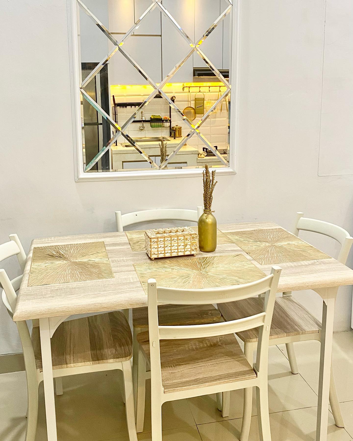 2. Desain Ruang Makan dengan Nuansa Coklat Muda