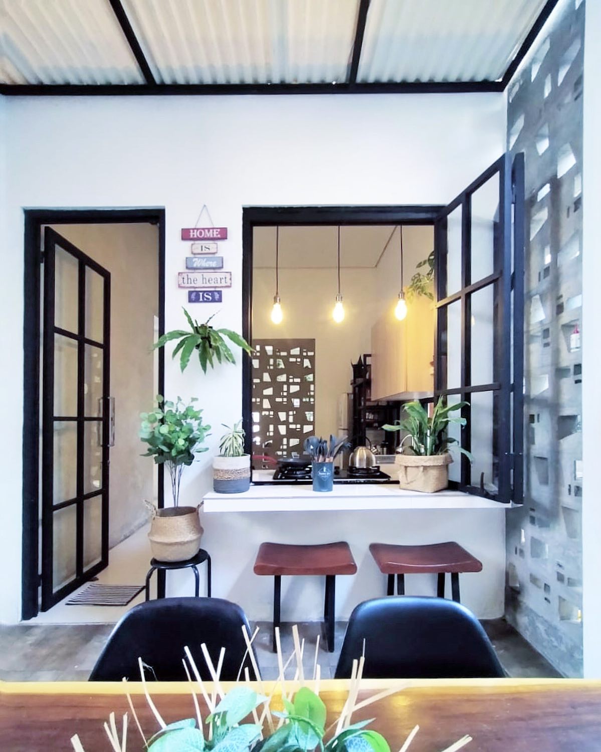 3. Desain Ruang Makan Sederhana Konsep Mini Bar dan Semi Outdoor