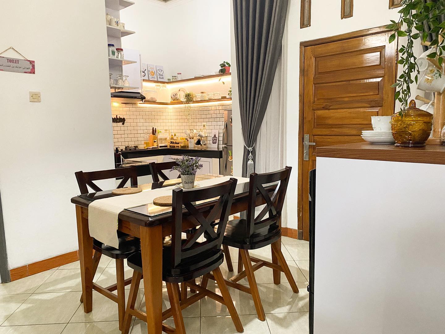 4. Desain Ruang Makan Sederhana Kombinasi Putih, Krem, dan Coklat