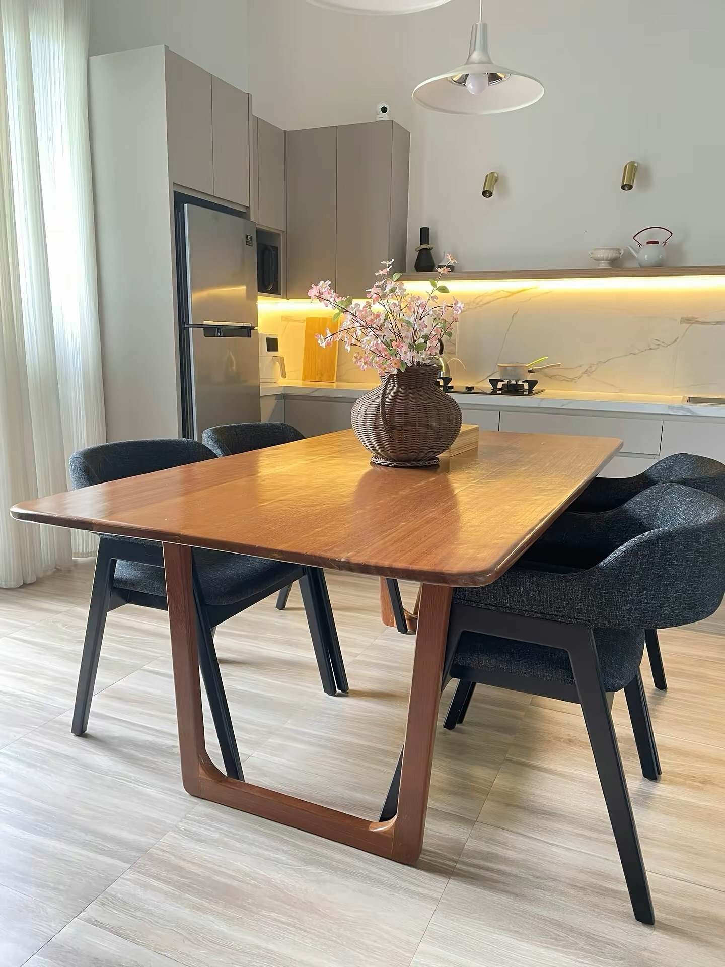 6. Desain Ruang Makan Sederhana Minimalis dan Estetik