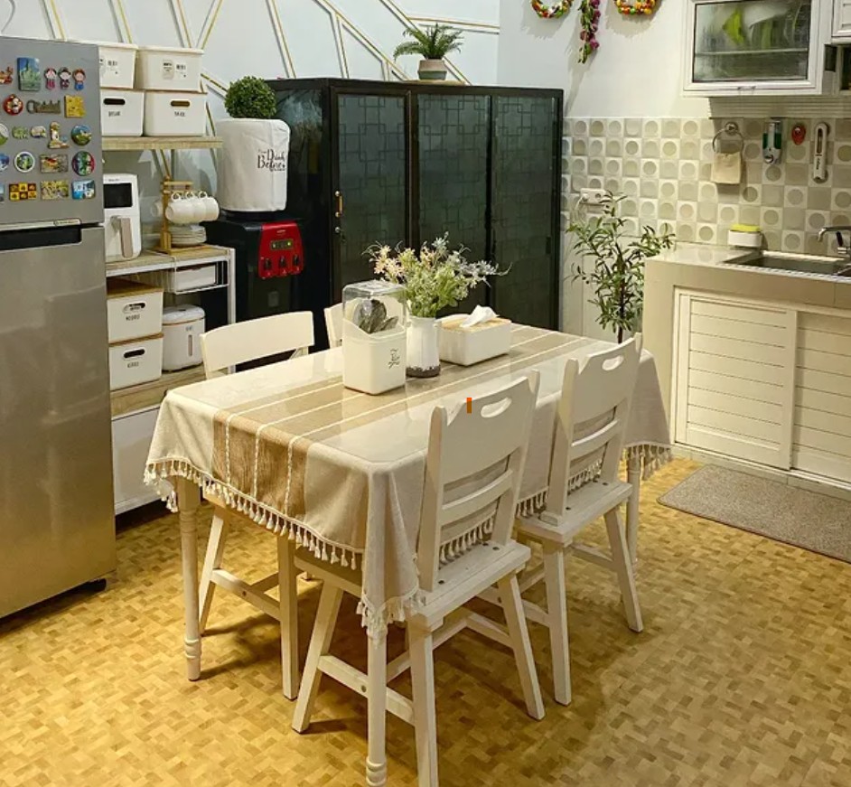7. Desain Ruang Makan Sederhana dengan Meja Berukuran Kecil