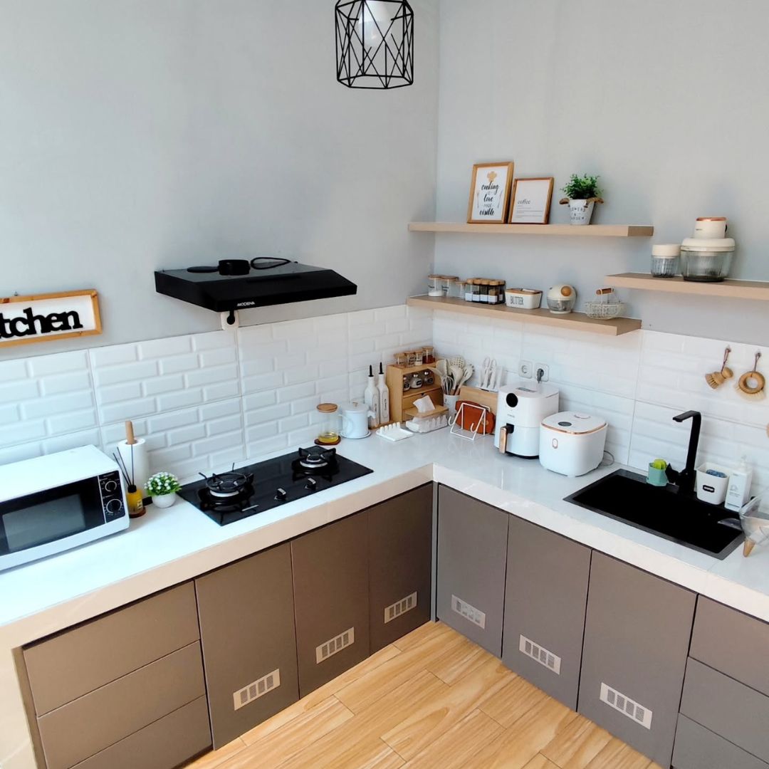 2. Desain Dapur Sederhana Unik Nuansa Putih, Krem, dan Coklat Khas Kayu