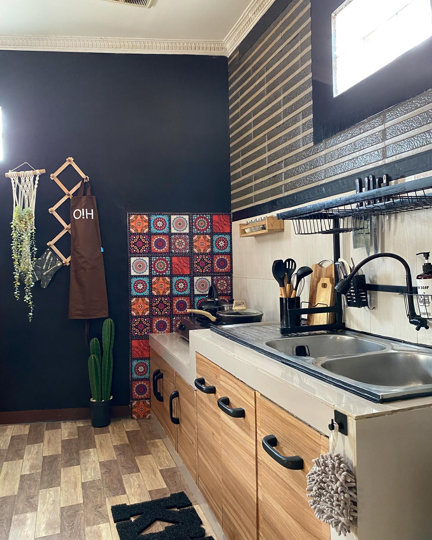 3. Desain Dapur Sederhana Unik Ala Cafe Semi Industrial