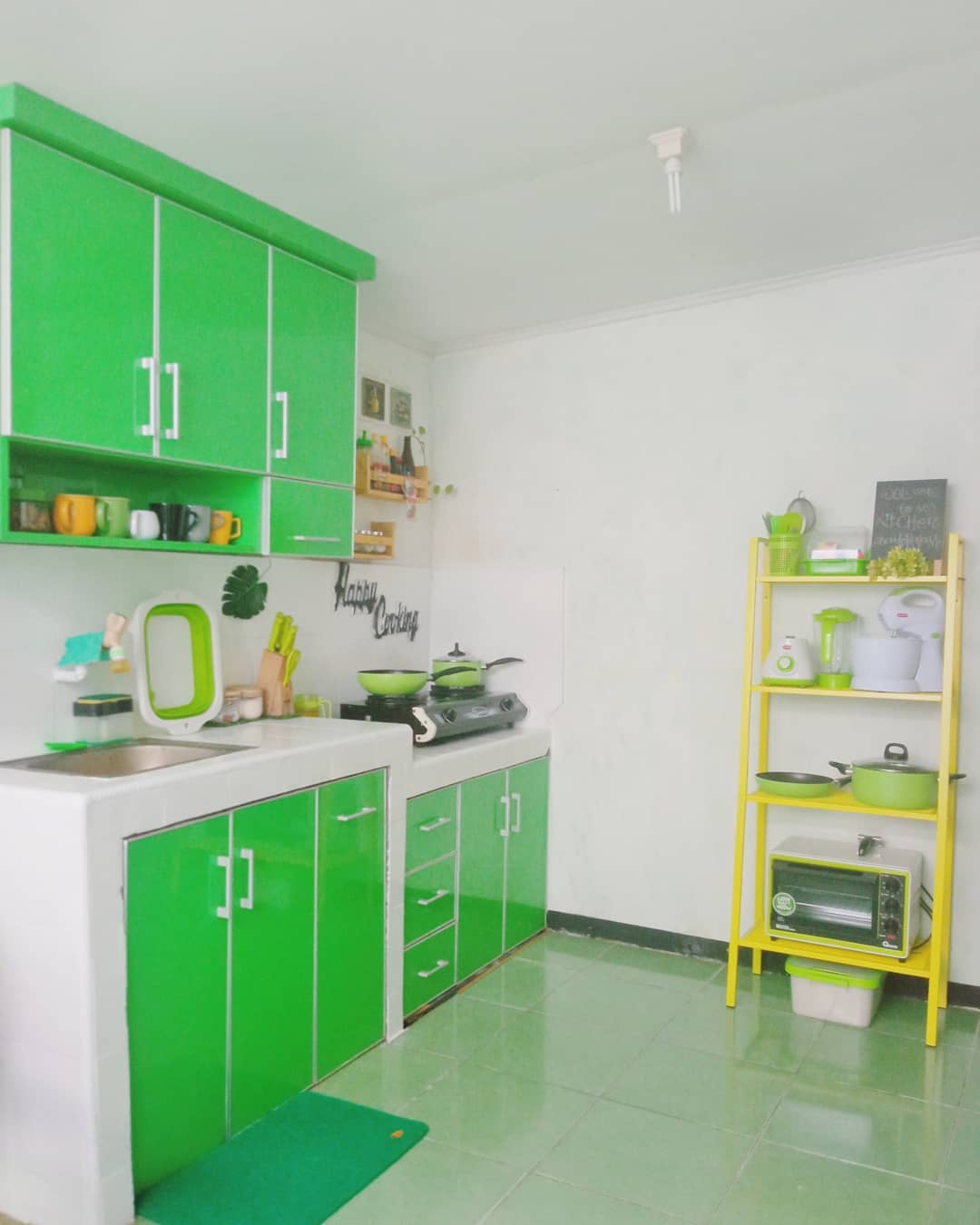 7. Desain Dapur Sederhana Unik Nuansa Putih dan Hijau
