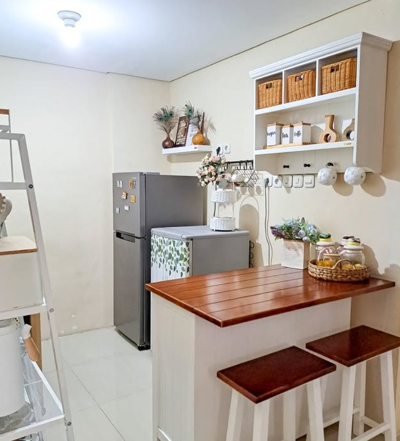 1. Desain Ruang Makan dan Dapur dengan Konsep Mini Bar