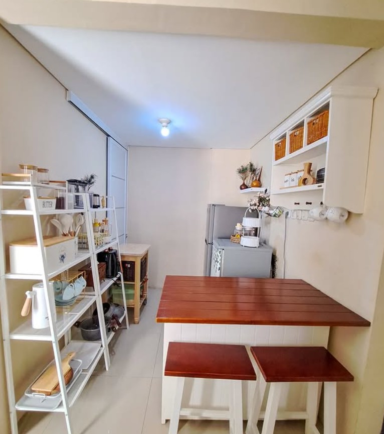 3. Desain Ruang Makan dan Dapur Nuansa Cream