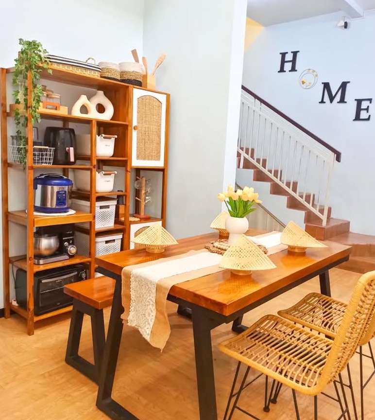 4. Desain Ruang Makan dan Dapur Minimalis Nuansa Kayu