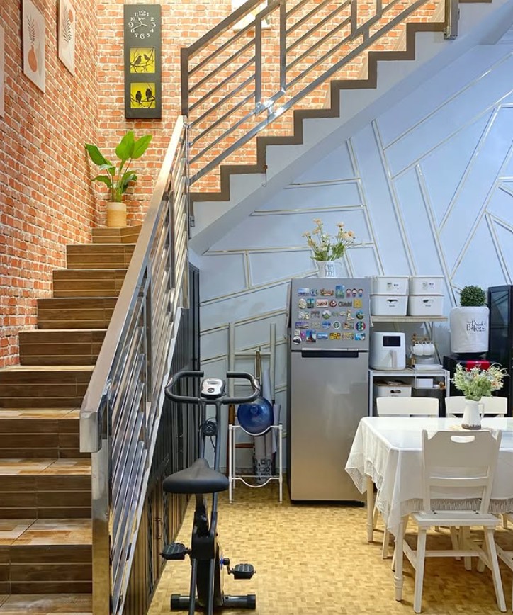 6. Desain Ruang Makan dan Dapur di Bawah Tangga