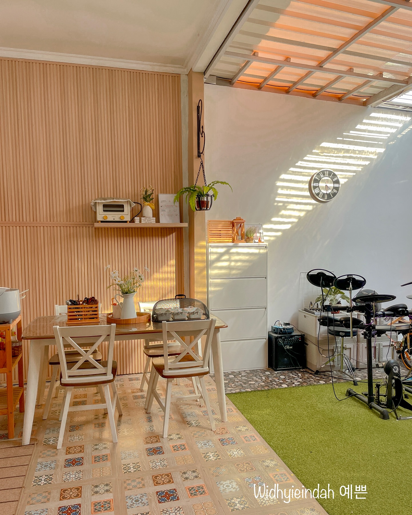 7. Desain Ruang Makan dan Dapur Semi Outdoor