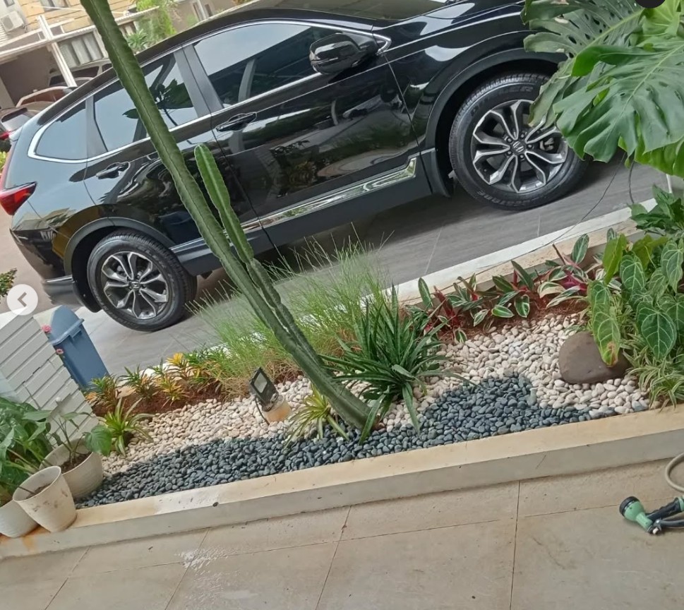 5. Desain Taman Batu Kerikil dekat Carport