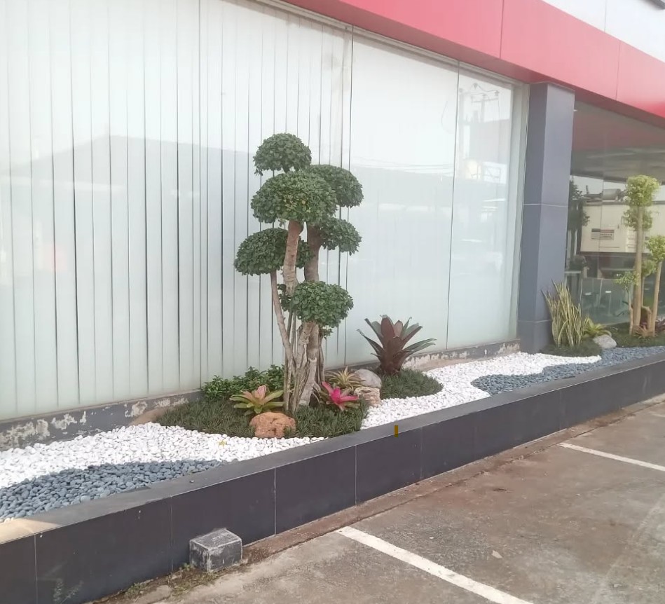 6. Desain Taman Batu Kerikil di Depan Jendela Besar
