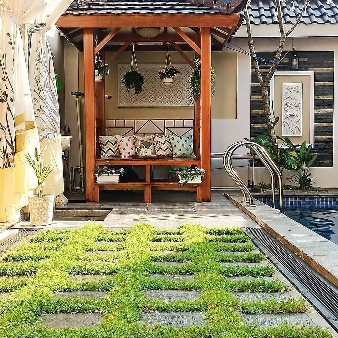1. Desain Taman Belakang Rumah dengan Gazeo dan Kolam Renang