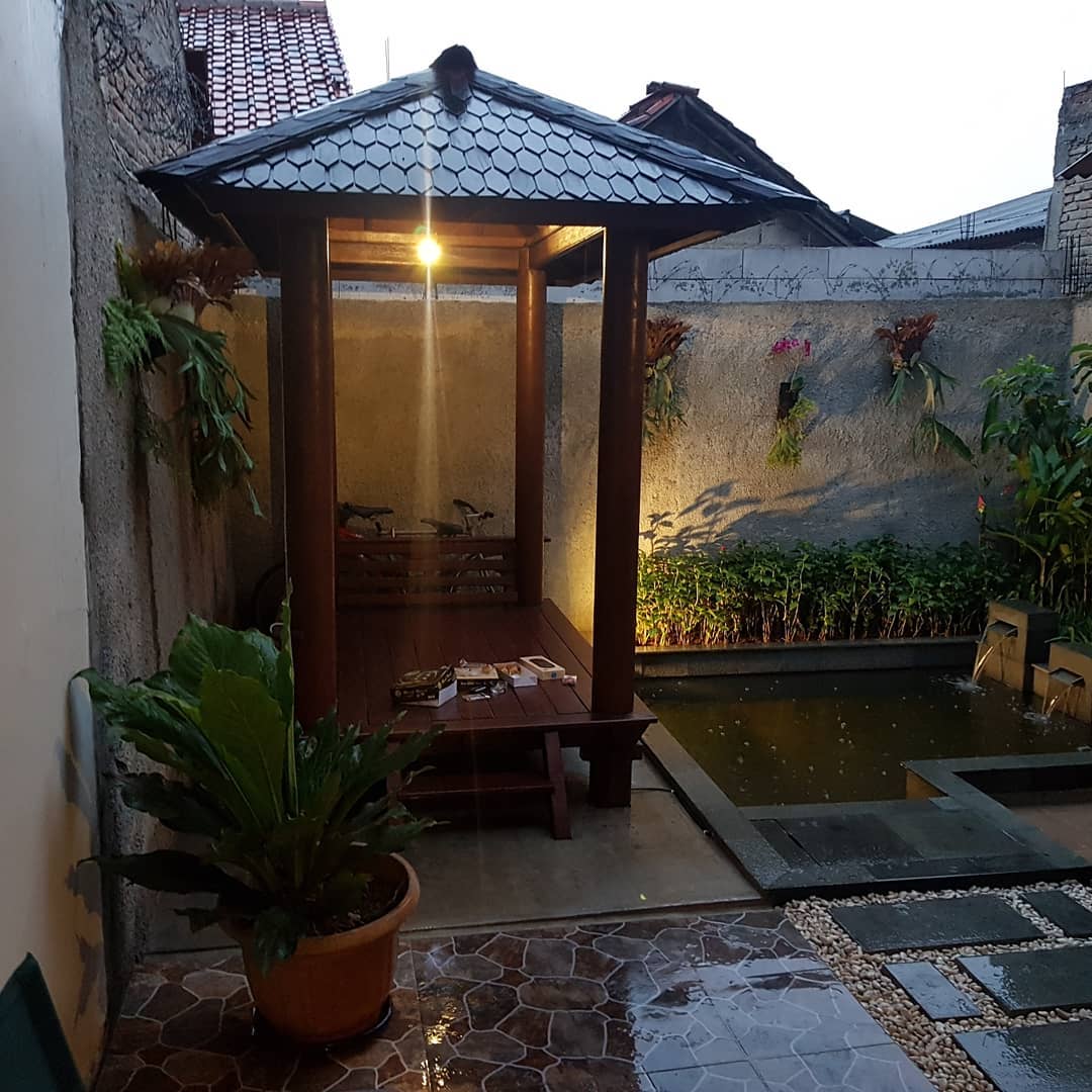 2. Desain Taman Belakang Rumah dengan Gazebo dan Kolam Ikan