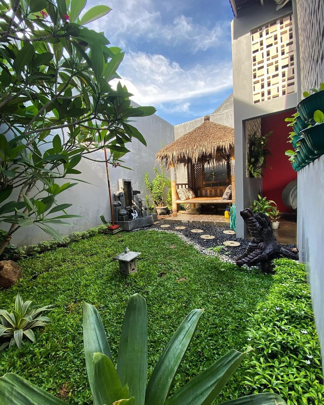 3. Desain Taman Belakang Rumah Berukuran Luas dengan Gazebo