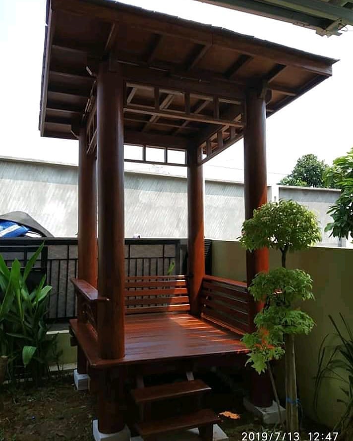 4. Desain Taman Belakang Rumah dengan Gazebo Berbahan Kayu Kelapa