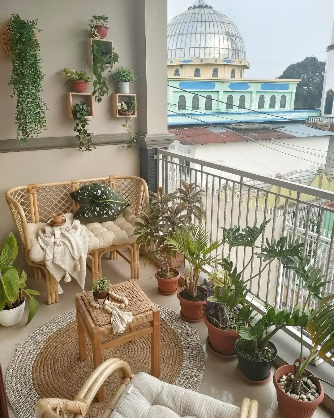 model teras balkon rumah minimalis