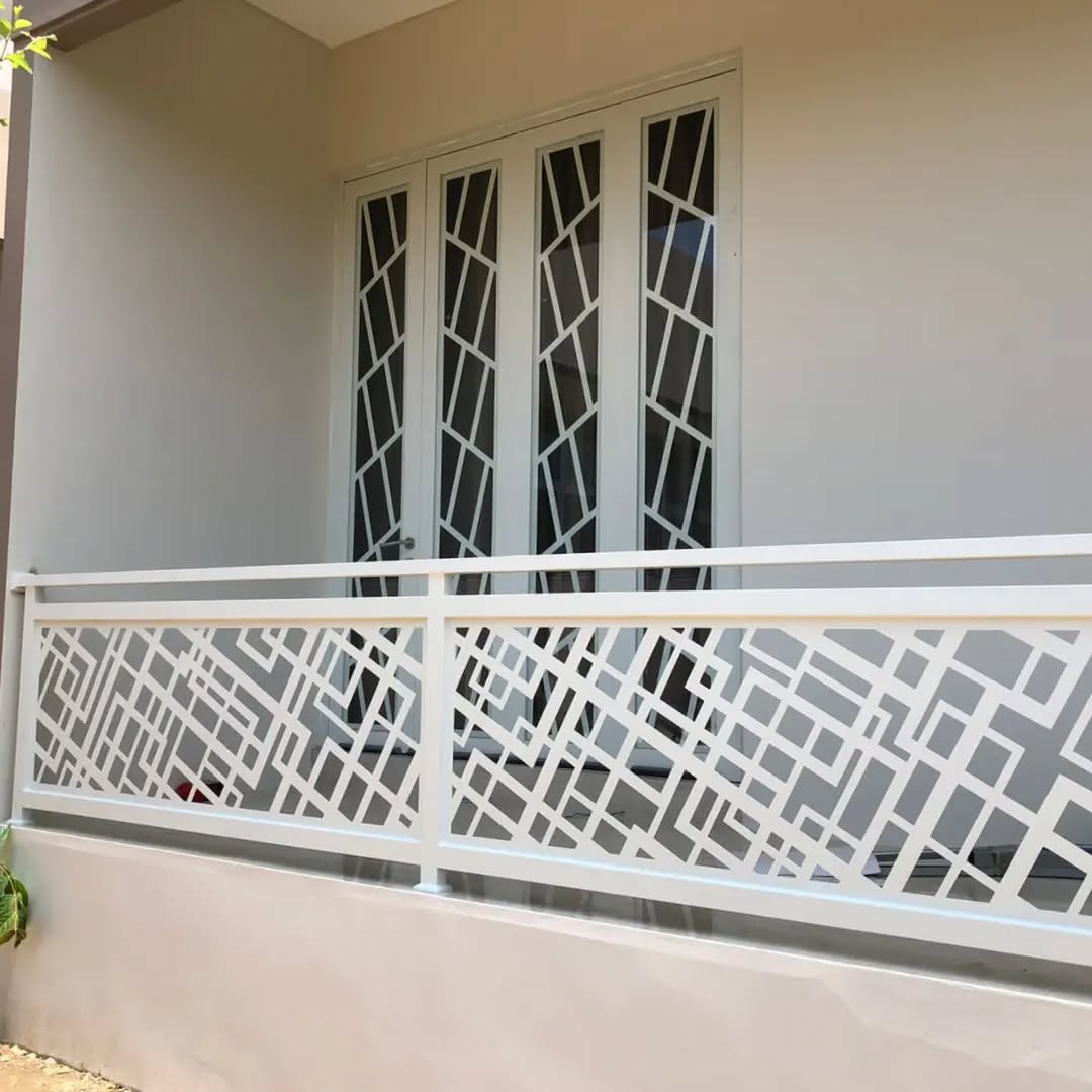 Model Railing Balkon Minimalis Besi Hitam