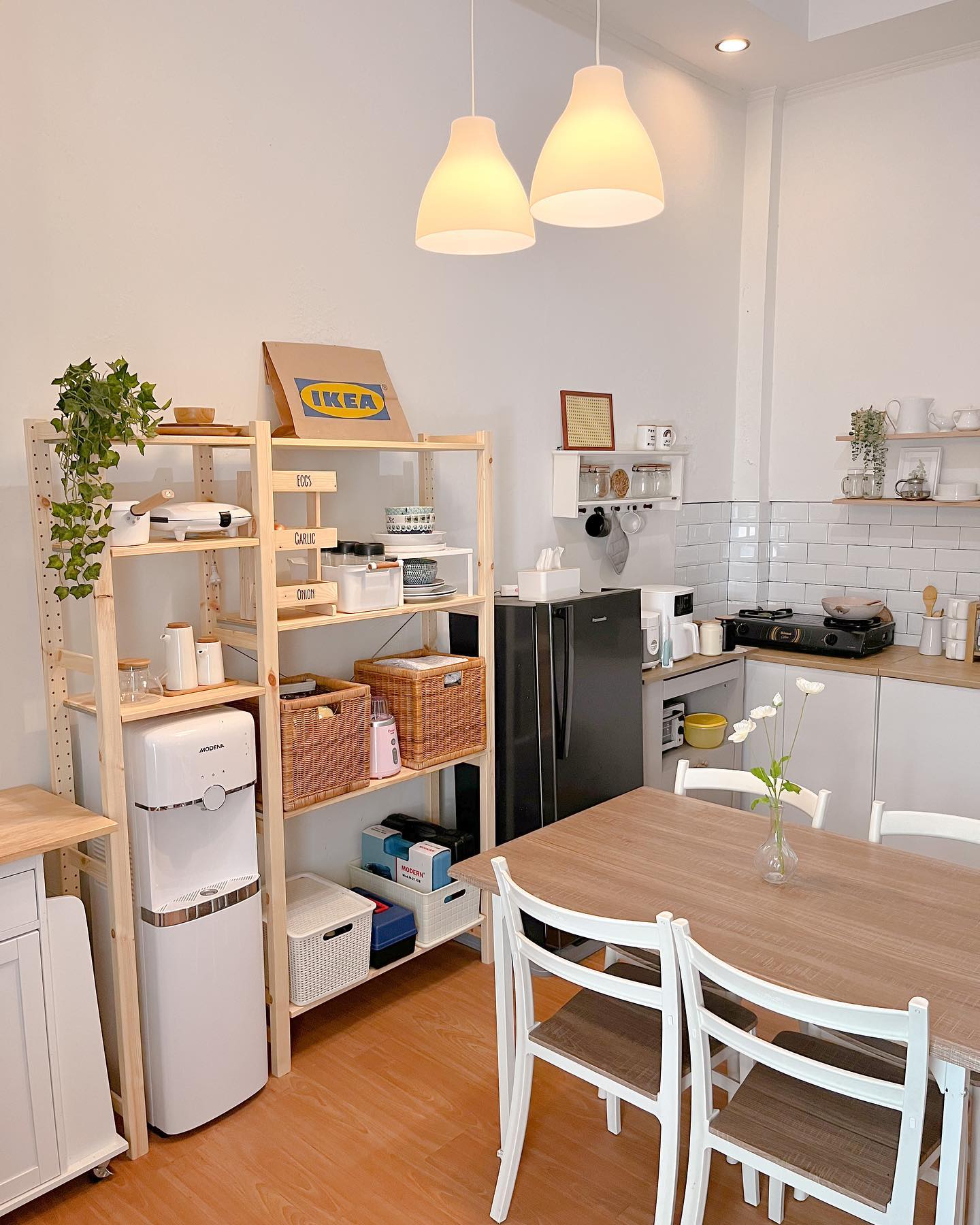 1. Dekorasi Ruang Makan Sederhana Konsep Minimalis Nuansa Kayu