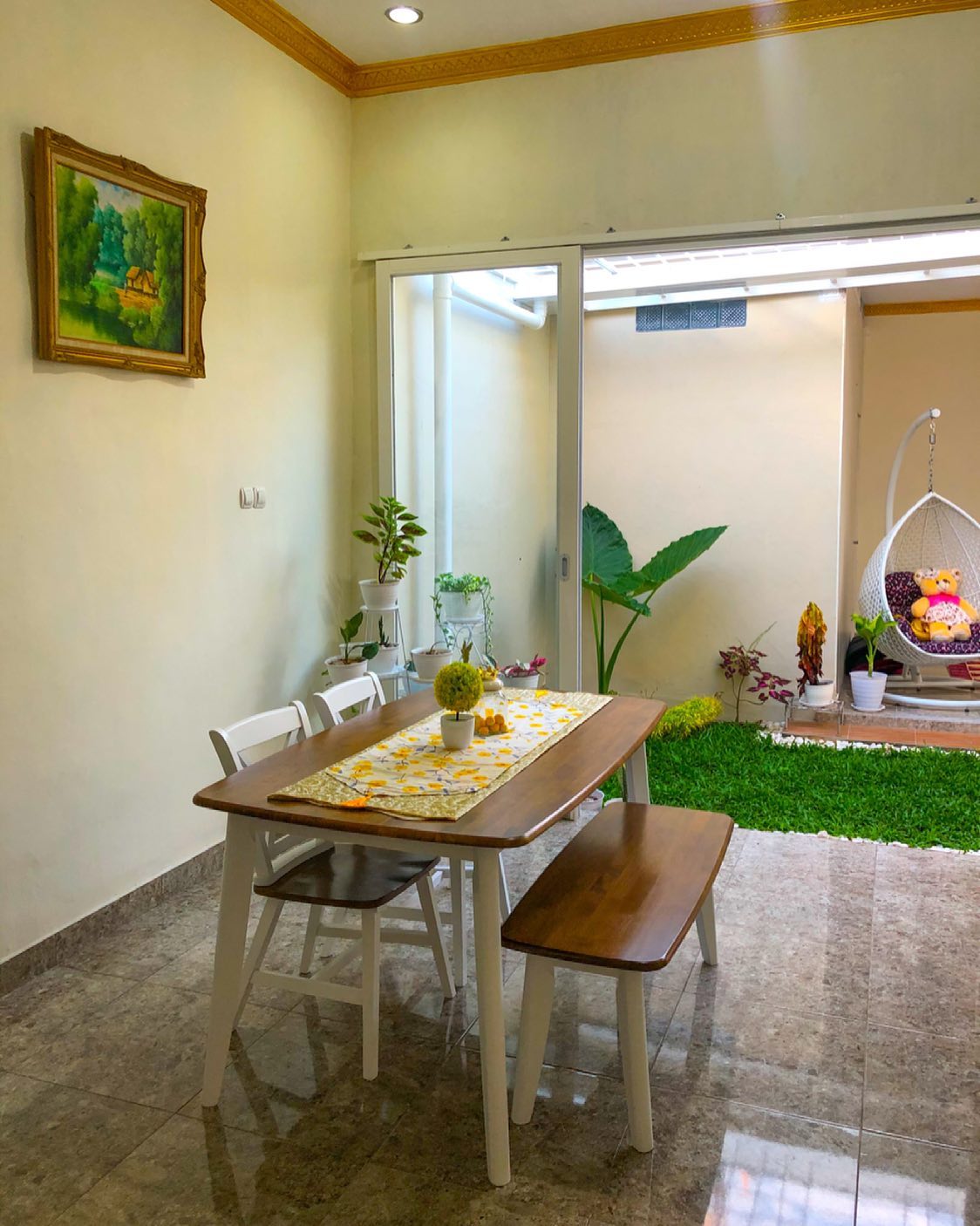 2. Dekorasi Ruang Makan Sederhana yang Berhadapan Langsung dengan Taman